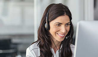 Person sitzt vor einem Computer