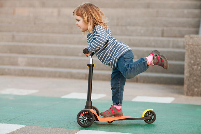 Kind Auf Roller Vorne Mitnehmen Strafe Roller fahren lernen: Die wichtigsten Tipps für kleine Bruchpilot*innen