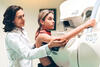 Junge Frau bei einer Mammographie.
