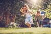 Kinder spielen im Garten.