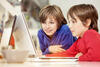 online-sehtraining-zwei kinder sitzen vor dem laptop und spielen