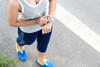 Junge Frau mit Fitnesstracker