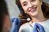 Frau mit Zahnspange beim Zahnarzt