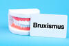 Gebiss mit Schild Bruxismus