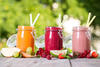 Verschiedene gesunde Säfte und Smoothies