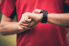 Mann schaut auf seinen Fitnesstracker