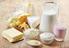 Käse, Milch und Butter nebeneinander auf einem Tisch