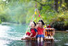 Kinder auf einem Floss im Fluss.