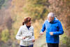 Zwei Menschen joggen in der freien Natur