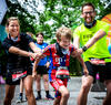 Junge Eltern mit Sohn auf der Laufstrecke beim SOLO Run