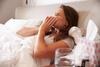 Vorsorge gegen Grippe: Frau putzt sich die Nase