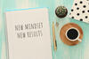 Block mit Titel "new mindset new results", danben Stift, Kaktus, Tasse