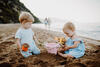 Zwei Kinder am Strand