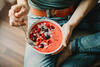 Nahaufnahme einer Smoothie Bowl mit verschiedenen roten Früchten