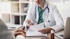 Patient im Beratungsgespräch mit einer Ärztin