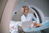 Nahaufnahme einer Radiologin, die ein MRT-Gerät während der Patientendiagnostik bedient