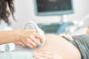 Ärztin macht Ultraschall bei Schwangeren
