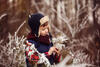 Verträumtes Kind in einem winterlichen Wald