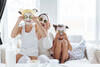 Mutter und zwei Töchter machen einen Wellness zu Hause mit Gesichtsmasken