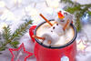 Heißer Kakao mit einem Weihnachtsmann aus Marshmallows