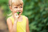 Mädchen isst eine Gurke