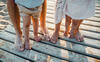 Familie barfuß am Strand