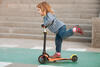 Kind auf dem Roller
