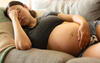 Eine müde wirkende Schwangere ruht sich aus