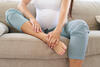Schwangere sitzt auf einem Sofa