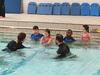 Bedürftige Kinder lernen behutsam das Schwimmen.