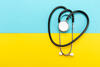 Ukrainische Farben mit Stethoskop  