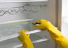 Keimschleudern Kühlschrank putzen mit Gummihandschuhen 