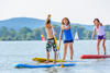 Mutter macht mit Tochter und Sohn eine Stand-up-Paddle-Tour