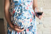 Schwangere hält Weinglas in der Hand