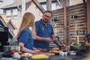 Ernährungsberaterin Helena und Sizzle Brother Julian beim Grillen am Filmset