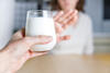 Frau, die ein Glas Milch wegen einer Lactoseintoleranz ablehnt