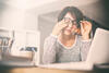 Frau reibt sich die Augen - chronische Fatigue App