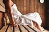 Schwangere Frau mit Handtuch in der Sauna