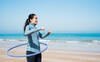 Frau mit Hula hoop Reifen am Strand