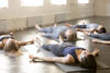 Yoga Praktizierende in der Entspannungslage 