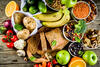 Ein Tisch voller Lebensmittel mit niedrigem glykämischen Index