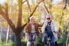 Fröhliches aktives Seniorenpaar fährt Fahrrad im Park