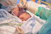 Neugeborenes wird im Kreißsaal untersucht