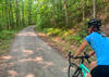 Frau auf einem Gravel bike im Wald