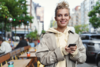 Junge Frau mit Smartphone