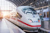 Ein ICE wartet am Bahnhof auf Fahrgäste