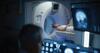 Im medizinischen Labor wird der Patient einem MRT- oder CT-Scan unterzogen, im Kontrollraum beobachtet der Arzt den Vorgang.