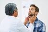 Arzt tastet beim Check-up die Lymphknoten des Patienten ab