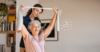 Patientin und Physiotherapeutin in der Übungssituation