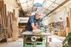 Senior Handwerker arbeitet an der Hobelmaschine